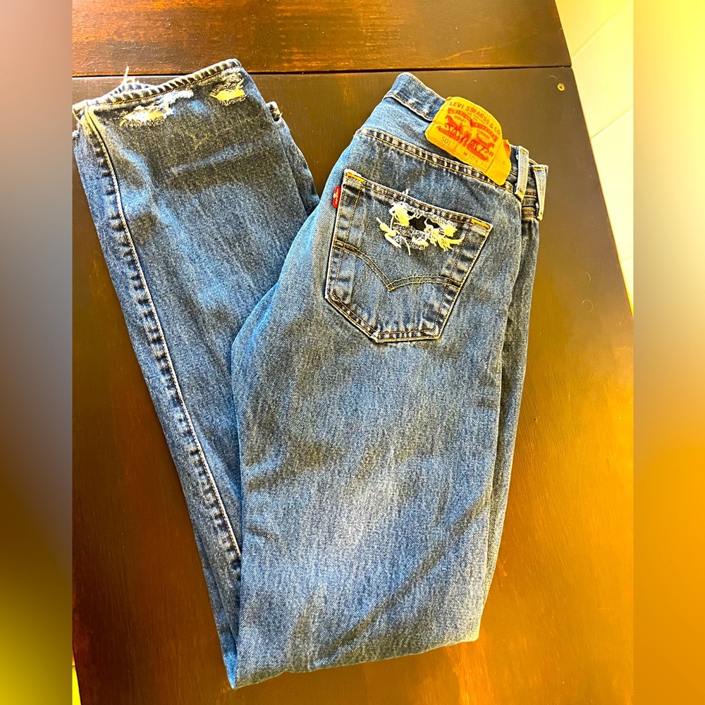 Distressed Levi's size 27